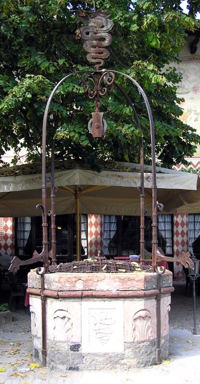 pozzo.jpg Il pozzo in marmo rosa